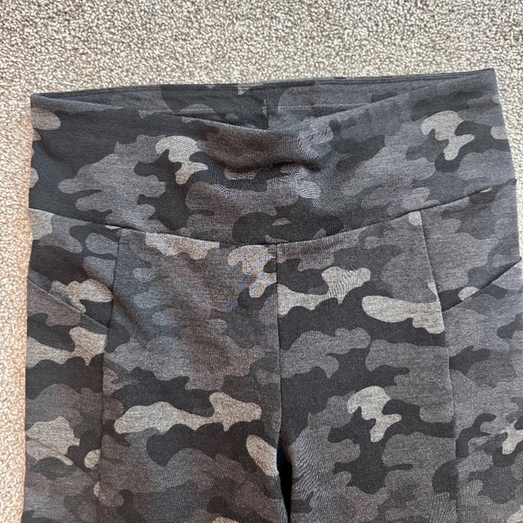 cabi ATC Legging, #3931, EUC, M, Camo (gray/black) - Picture 3 of 8